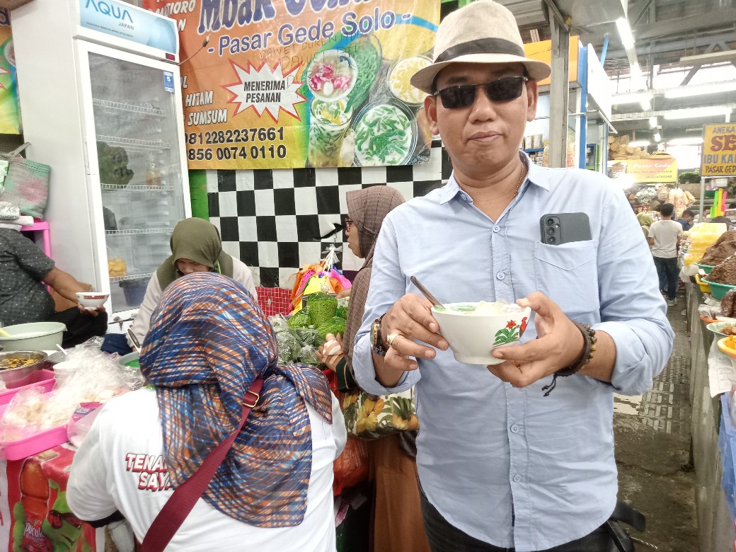 Projo Boyolali Bagi Bagi Nasi Kotak Kaos Kalender Dan Stiker Di Pasar